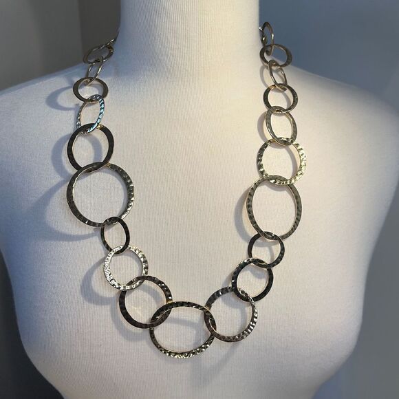 Hammered gold ring loop necklace - Picture 3 of 7